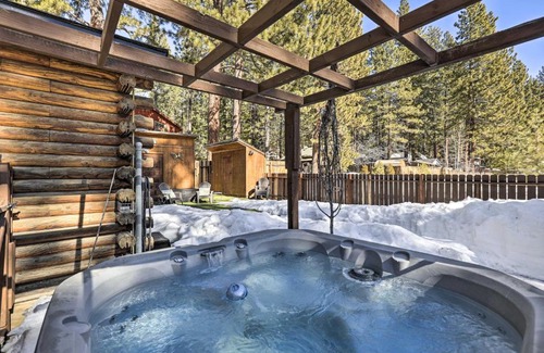 Kings Beach Casa | Dog-Friendly Kings Beach Log Cabin with Hot Tub!