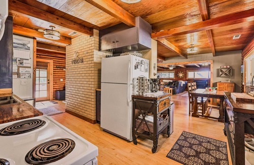 Kings Beach Cabina | Dog-Friendly Kings Beach Log Cabin w/ Hot Tub!