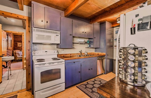 Kings Beach Cabina | Dog-Friendly Kings Beach Log Cabin w/ Hot Tub!