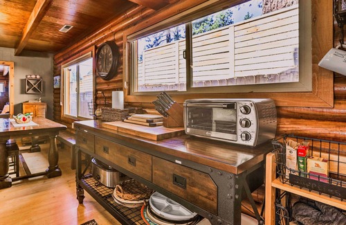 Kings Beach Cabina | Dog-Friendly Kings Beach Log Cabin w/ Hot Tub!