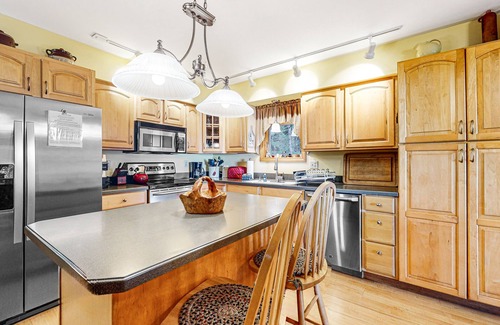 Bowerbank Casa | Dog-Friendly, lakefront gem with private dock, deck, horseshoe pit & firepit