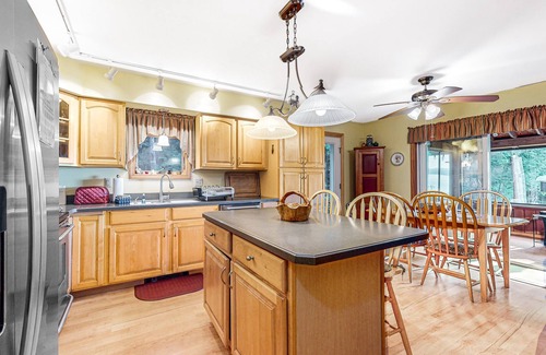 Bowerbank Casa | Dog-Friendly, lakefront gem with private dock, deck, horseshoe pit & firepit
