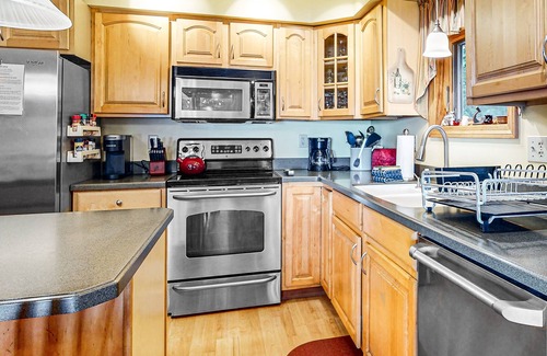 Bowerbank Casa | Dog-Friendly, lakefront gem with private dock, deck, horseshoe pit & firepit