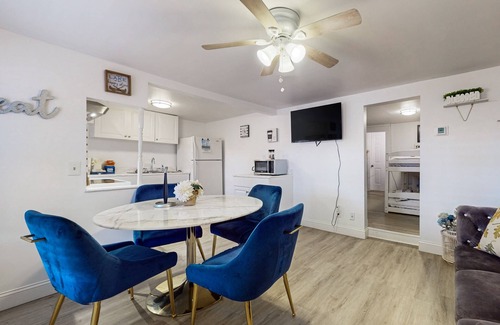 Dandridge Cabina | Dog Friendly lake cabin w/free attraction tickets, hot tub, fire pit, & decks