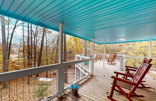 Dandridge Cabina | Dog Friendly lake cabin w/free attraction tickets, hot tub, fire pit, & decks