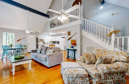 Iuka Cabina | Dog friendly lake cabin with wrap-around deck, and shady outdoor dining