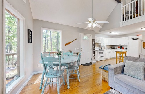 Iuka Cabina | Dog friendly lake cabin with wrap-around deck, and shady outdoor dining