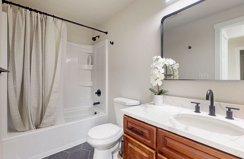 Bonney Lake Casa | Dog-friendly Lake Tapps home with private hot tub, patio & mountain view