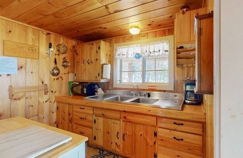 Greenville Chalet De Esquí | Dog-friendly, lake-view chalet with gazebo, wraparound deck, grill, & fireplace