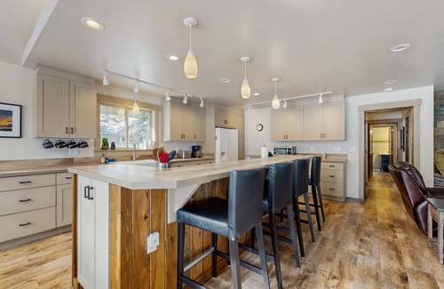 McCall Cabina | Casa con vista al lago que admite perros con excelente espacio al aire libre, cerca de tiendas y restaurantes