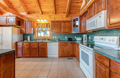 Livingston Casa | Se admiten perros, cabaña con vista al lago con cubiertas amuebladas, ping-pong y dardos.