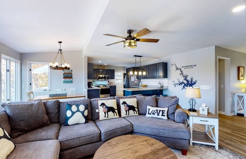 Huddleston Casa | Dog-friendly lakefront home with hot tub, dock, kayaks, & game room