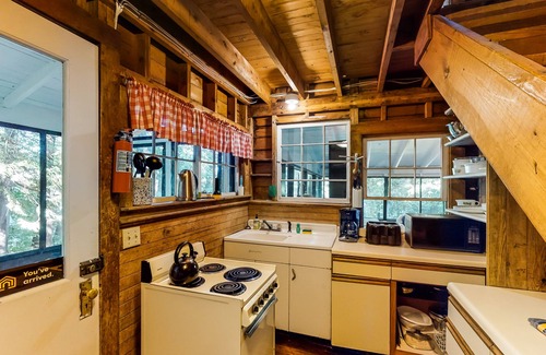 Charlotte Cabaña | Dog-Friendly Lakefront cabin w/Free WiFi, Patio, Deck, Dock, & Water Views