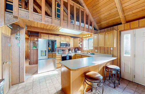 Coeur d'Alene Cabina | Dog-friendly lakefront cabin with fireplace, lake views, deck, woodstove, & W/D