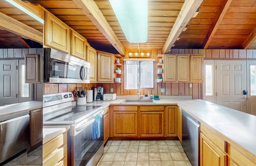 Coeur d'Alene Cabina | Dog-friendly lakefront cabin with fireplace, lake views, deck, woodstove, & W/D