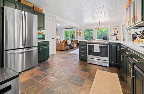 Newbury Cabina | Dog Friendly Lakefront Lodge with Private Beach