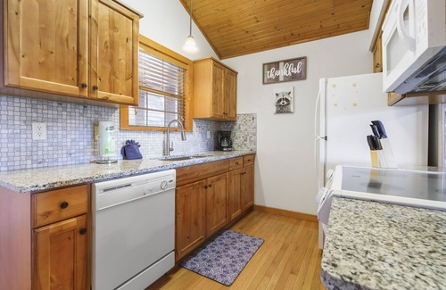 Reeds Spring Cabina | Labor Day Open, Dog-Friendly Lodge, Open Floorplan, Mins to Silver Dollar City, Golf, Pools