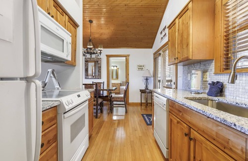 Reeds Spring Cabina | Labor Day Open, Dog-Friendly Lodge, Open Floorplan, Mins to Silver Dollar City, Golf, Pools