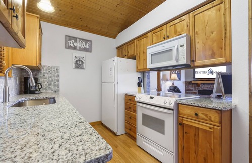 Reeds Spring Cabina | Labor Day Open, Dog-Friendly Lodge, Open Floorplan, Mins to Silver Dollar City, Golf, Pools
