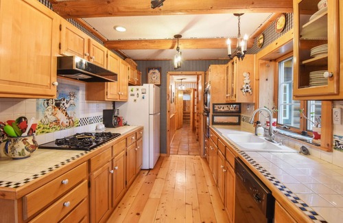 Carnelian Woods Casa | Dog-Friendly Log Cabin, Sleeps 9, Hot Tub