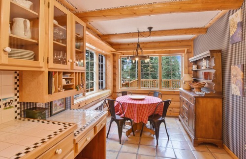 Carnelian Woods Casa | Dog-Friendly Log Cabin, Sleeps 9, Hot Tub
