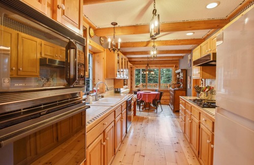 Carnelian Woods Casa | Dog-Friendly Log Cabin, Sleeps 9, Hot Tub