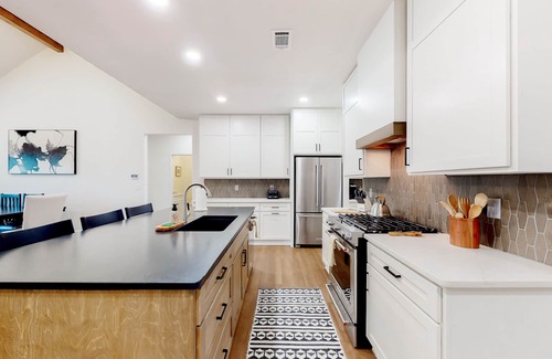 Bella Vista Casa | Dog-friendly, luxurious home with screened sunroom, fireplace, & W/D