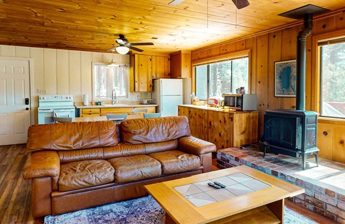 Black Bart Casa | Cabaña con vista a la montaña que admite perros, con Wi-Fi gratis - aislada con espacio para moverse!
