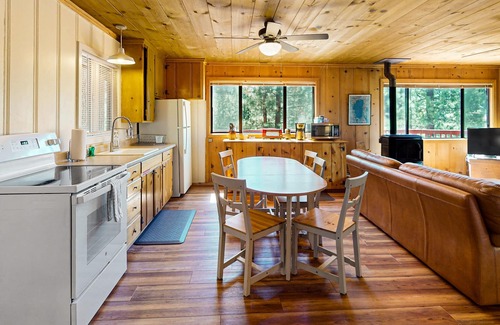 Black Bart Casa | Cabaña con vista a la montaña que admite perros, con Wi-Fi gratis - aislada con espacio para moverse!