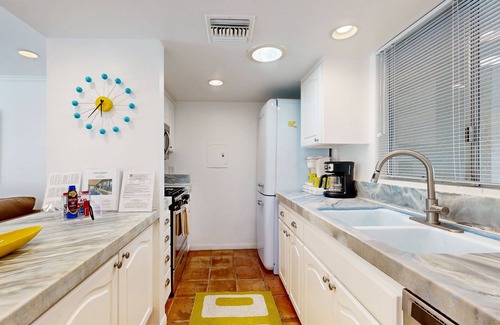 Araby Commons Apartamento | Dog Friendly Mid-Century Villa at The Coco Cabana with Pool, Spa & Tennis Courts