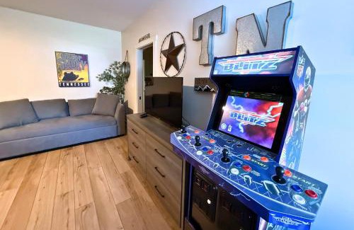 Sevierville Casa | *Dog Friendly*Modern home-Minutes to Dollywood, Gatlinburg, Smoky Mountains & Pigeon Forge!