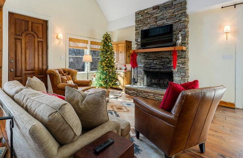 Seven Devils Otro | Dog-Friendly Mountain-View Home with Grill, Fireplace, Pool Table, & Ping-Pong,