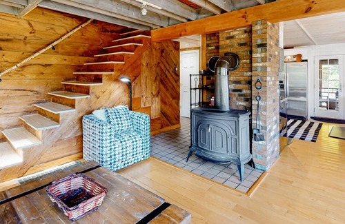 Sandgate Casa | Dog-friendly, mountain-view getaway with a woodstove, firepit & washer/dryer