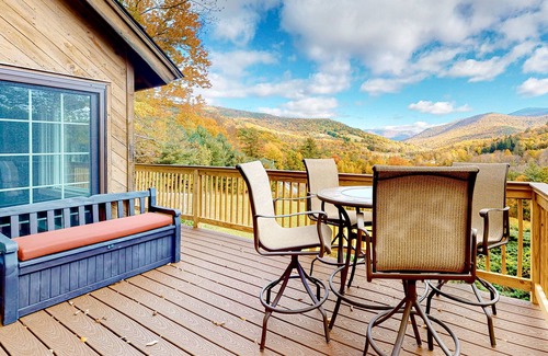 Sandgate Casa | Dog-friendly, mountain-view getaway with a woodstove, firepit & washer/dryer