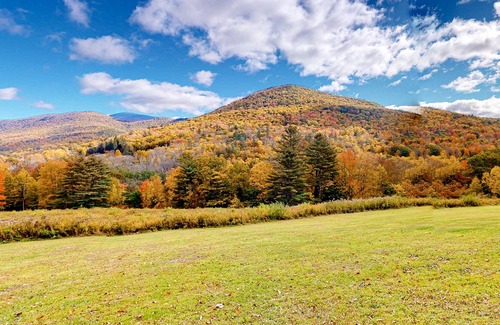 Sandgate Casa | Dog-friendly, mountain-view getaway with a woodstove, firepit & washer/dryer