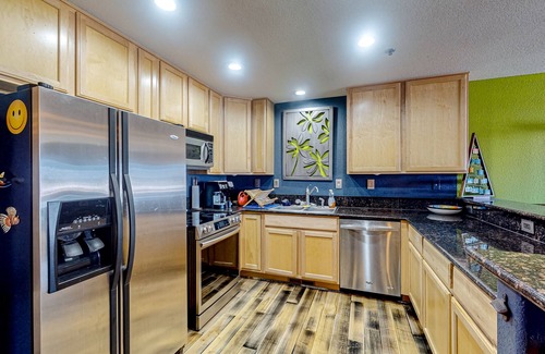 Dillon Condominio | Dog-friendly mtn-view condo with balcony, tennis, fireplace, W/D