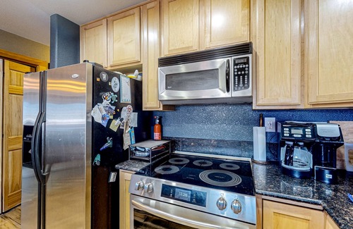 Dillon Condominio | Dog-friendly mtn-view condo with balcony, tennis, fireplace, W/D