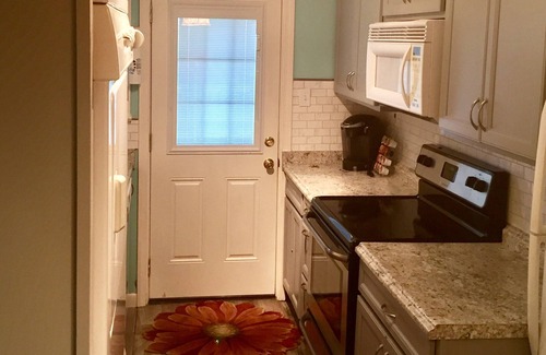Northeast Virginia Beach Condominio | North End Cottage que admite perros - Oceanside of Atlantic - ¡270 pasos a la playa!