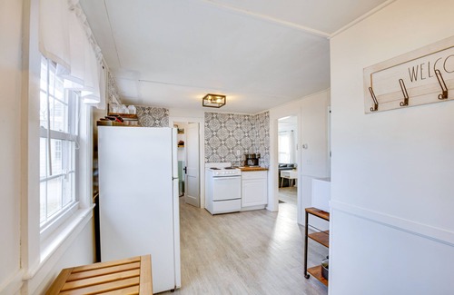Old Orchard Beach Cabaña | Dog-friendly Old Orchard Beach Home < 1 Mi to Pier