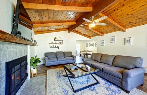 Oakhurst Casa | Dog-Friendly Oakhurst Home Walk to Downtown!
