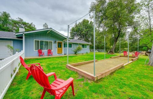 Oakhurst Casa | Dog-Friendly Oakhurst Home Walk to Downtown!