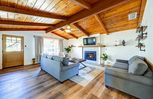 Oakhurst Casa | Dog-Friendly Oakhurst Home Walk to Downtown!