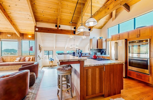 Sea Ranch Casa | Se admiten perros con vistas al océano, bañera de hidromasaje privada y piscina compartida, a pie de Shell Beach