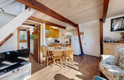 Otter Rock Chalet De Esquí | chalet frente al mar w / vistas del Pacífico, gran ubicación - los perros son bienvenidos!