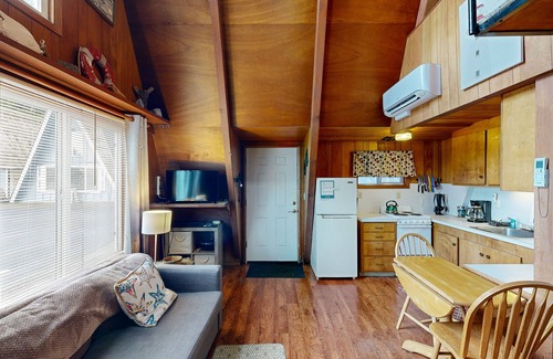 Otter Rock Chalet De Esquí | Agradable para perros, casa frente al mar con rastro de la playa y espacio para 6!