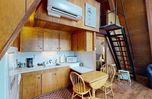 Otter Rock Chalet De Esquí | Agradable para perros, casa frente al mar con rastro de la playa y espacio para 6!