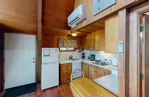 Otter Rock Chalet De Esquí | Agradable para perros, casa frente al mar con rastro de la playa y espacio para 6!