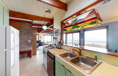 Seal Rock Casa | Amplia casa frente al mar que admite perros con parrilla de gas privada, hoguera y wifi gratis