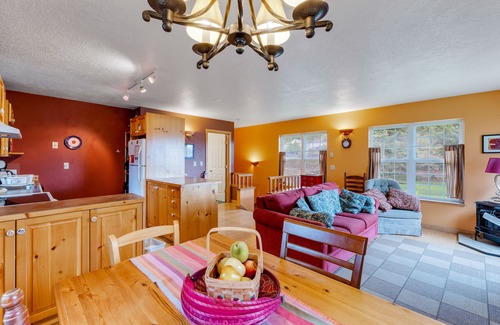 Otter Rock Casa | Casa con vista al mar que admite perros con amplio patio cercado: ¡camina hasta la playa!