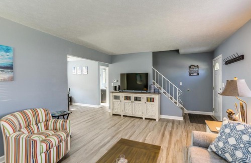 Port Clinton Casa | Dog-Friendly Port Clinton Home Walk to Lake Erie!